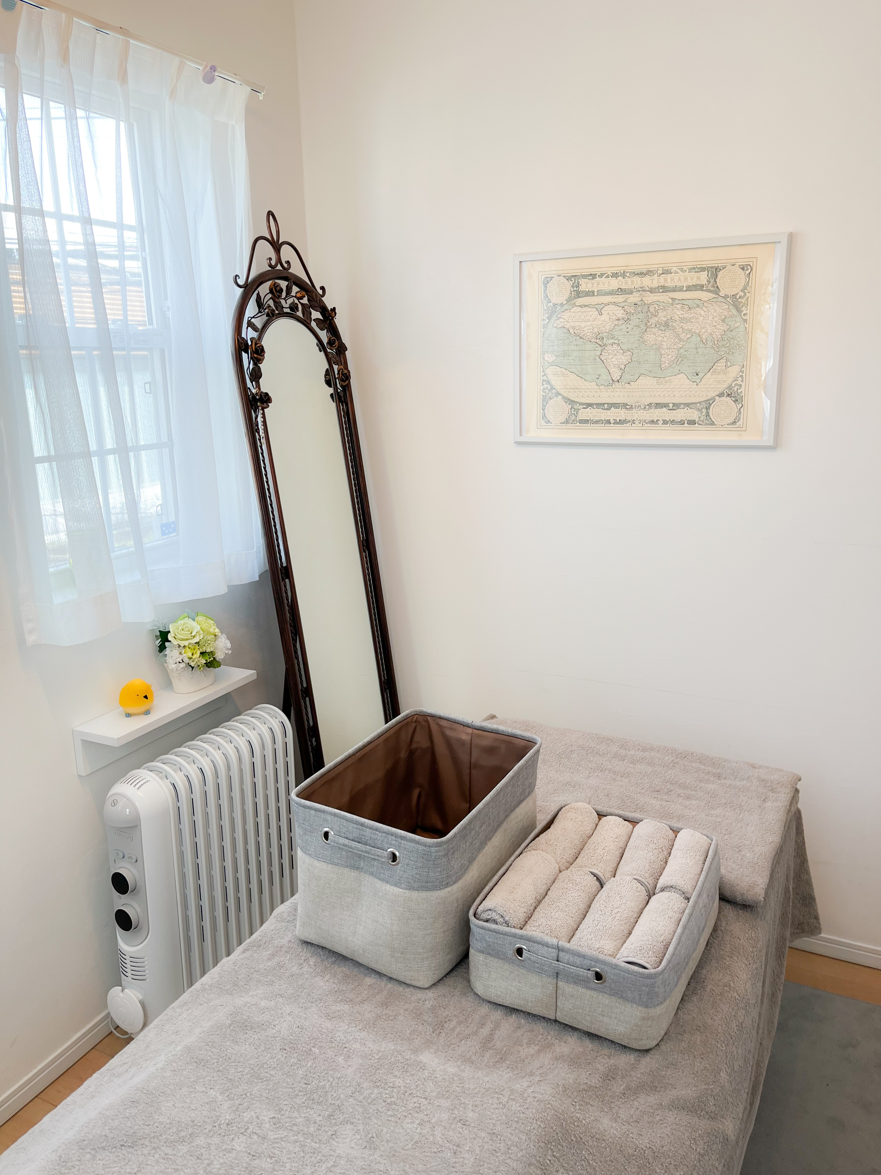 Salon room with mirror and aroma